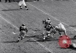 Immagine di Partita di calcio Pittsburgh Pennsylvania USA, 1961, secondo 17 filmato di repertorio 65675034000