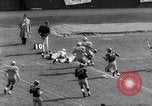 Immagine di Partita di calcio Pittsburgh Pennsylvania USA, 1961, secondo 22 filmato di repertorio 65675034000