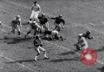 Immagine di Partita di calcio Pittsburgh Pennsylvania USA, 1961, secondo 27 filmato di repertorio 65675034000