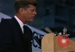 Immagine di Il presidente John F Kennedy in per il giro della Papamobile Tampa Florida  USA, 1963, secondo 10 filmato di repertorio 65675034016