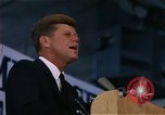 Immagine di Il presidente John F Kennedy in per il giro della Papamobile Tampa Florida  USA, 1963, secondo 13 filmato di repertorio 65675034016