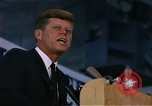 Immagine di Il presidente John F Kennedy in per il giro della Papamobile Tampa Florida  USA, 1963, secondo 15 filmato di repertorio 65675034016