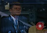 Immagine di Il presidente John F Kennedy in per il giro della Papamobile Tampa Florida  USA, 1963, secondo 16 filmato di repertorio 65675034016