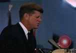 Immagine di Il presidente John F Kennedy in per il giro della Papamobile Tampa Florida  USA, 1963, secondo 25 filmato di repertorio 65675034016