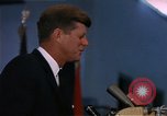 Immagine di Il presidente John F Kennedy in per il giro della Papamobile Tampa Florida  USA, 1963, secondo 26 filmato di repertorio 65675034016