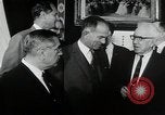 Immagine di John F Kennedy segni trattato di interdizione completa degli esperimenti nucleari Washington DC White House USA, 1963, secondo 3 filmato di repertorio 65675034022