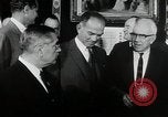 Immagine di John F Kennedy segni trattato di interdizione completa degli esperimenti nucleari Washington DC White House USA, 1963, secondo 5 filmato di repertorio 65675034022