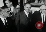 Immagine di John F Kennedy segni trattato di interdizione completa degli esperimenti nucleari Washington DC White House USA, 1963, secondo 7 filmato di repertorio 65675034022