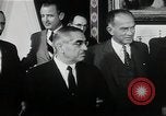Immagine di John F Kennedy segni trattato di interdizione completa degli esperimenti nucleari Washington DC White House USA, 1963, secondo 10 filmato di repertorio 65675034022