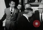 Immagine di John F Kennedy segni trattato di interdizione completa degli esperimenti nucleari Washington DC White House USA, 1963, secondo 11 filmato di repertorio 65675034022