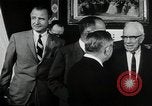 Immagine di John F Kennedy segni trattato di interdizione completa degli esperimenti nucleari Washington DC White House USA, 1963, secondo 12 filmato di repertorio 65675034022