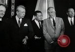 Immagine di John F Kennedy segni trattato di interdizione completa degli esperimenti nucleari Washington DC White House USA, 1963, secondo 13 filmato di repertorio 65675034022