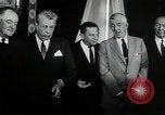 Immagine di John F Kennedy segni trattato di interdizione completa degli esperimenti nucleari Washington DC White House USA, 1963, secondo 14 filmato di repertorio 65675034022