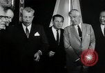 Immagine di John F Kennedy segni trattato di interdizione completa degli esperimenti nucleari Washington DC White House USA, 1963, secondo 15 filmato di repertorio 65675034022