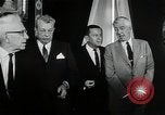 Immagine di John F Kennedy segni trattato di interdizione completa degli esperimenti nucleari Washington DC White House USA, 1963, secondo 16 filmato di repertorio 65675034022
