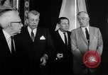 Immagine di John F Kennedy segni trattato di interdizione completa degli esperimenti nucleari Washington DC White House USA, 1963, secondo 17 filmato di repertorio 65675034022
