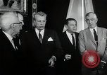 Immagine di John F Kennedy segni trattato di interdizione completa degli esperimenti nucleari Washington DC White House USA, 1963, secondo 18 filmato di repertorio 65675034022