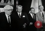 Immagine di John F Kennedy segni trattato di interdizione completa degli esperimenti nucleari Washington DC White House USA, 1963, secondo 19 filmato di repertorio 65675034022