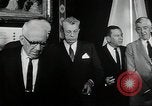 Immagine di John F Kennedy segni trattato di interdizione completa degli esperimenti nucleari Washington DC White House USA, 1963, secondo 20 filmato di repertorio 65675034022