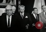 Immagine di John F Kennedy segni trattato di interdizione completa degli esperimenti nucleari Washington DC White House USA, 1963, secondo 21 filmato di repertorio 65675034022