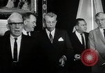 Immagine di John F Kennedy segni trattato di interdizione completa degli esperimenti nucleari Washington DC White House USA, 1963, secondo 22 filmato di repertorio 65675034022