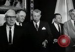 Immagine di John F Kennedy segni trattato di interdizione completa degli esperimenti nucleari Washington DC White House USA, 1963, secondo 23 filmato di repertorio 65675034022