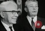 Immagine di John F Kennedy segni trattato di interdizione completa degli esperimenti nucleari Washington DC White House USA, 1963, secondo 24 filmato di repertorio 65675034022
