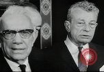 Immagine di John F Kennedy segni trattato di interdizione completa degli esperimenti nucleari Washington DC White House USA, 1963, secondo 26 filmato di repertorio 65675034022