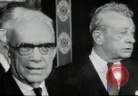 Immagine di John F Kennedy segni trattato di interdizione completa degli esperimenti nucleari Washington DC White House USA, 1963, secondo 27 filmato di repertorio 65675034022