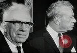 Immagine di John F Kennedy segni trattato di interdizione completa degli esperimenti nucleari Washington DC White House USA, 1963, secondo 28 filmato di repertorio 65675034022