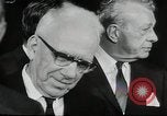 Immagine di John F Kennedy segni trattato di interdizione completa degli esperimenti nucleari Washington DC White House USA, 1963, secondo 31 filmato di repertorio 65675034022