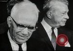 Immagine di John F Kennedy segni trattato di interdizione completa degli esperimenti nucleari Washington DC White House USA, 1963, secondo 32 filmato di repertorio 65675034022