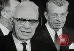 Immagine di John F Kennedy segni trattato di interdizione completa degli esperimenti nucleari Washington DC White House USA, 1963, secondo 33 filmato di repertorio 65675034022