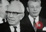 Immagine di John F Kennedy segni trattato di interdizione completa degli esperimenti nucleari Washington DC White House USA, 1963, secondo 34 filmato di repertorio 65675034022