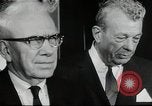 Immagine di John F Kennedy segni trattato di interdizione completa degli esperimenti nucleari Washington DC White House USA, 1963, secondo 37 filmato di repertorio 65675034022