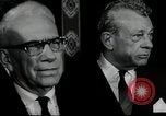 Immagine di John F Kennedy segni trattato di interdizione completa degli esperimenti nucleari Washington DC White House USA, 1963, secondo 38 filmato di repertorio 65675034022