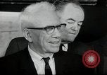 Immagine di John F Kennedy segni trattato di interdizione completa degli esperimenti nucleari Washington DC White House USA, 1963, secondo 47 filmato di repertorio 65675034022