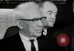 Immagine di John F Kennedy segni trattato di interdizione completa degli esperimenti nucleari Washington DC White House USA, 1963, secondo 48 filmato di repertorio 65675034022