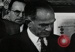 Immagine di John F Kennedy segni trattato di interdizione completa degli esperimenti nucleari Washington DC White House USA, 1963, secondo 57 filmato di repertorio 65675034022
