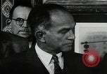Immagine di John F Kennedy segni trattato di interdizione completa degli esperimenti nucleari Washington DC White House USA, 1963, secondo 61 filmato di repertorio 65675034022