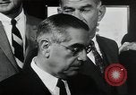 Immagine di John F Kennedy segni trattato di interdizione completa degli esperimenti nucleari Washington DC White House USA, 1963, secondo 62 filmato di repertorio 65675034022