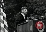 Immagine di John F Kennedy indirizzamento università americana inizio Washington DC USA, 1963, secondo 13 filmato di repertorio 65675034024