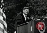 Immagine di John F Kennedy indirizzamento università americana inizio Washington DC USA, 1963, secondo 21 filmato di repertorio 65675034024