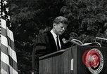 Immagine di John F Kennedy indirizzamento università americana inizio Washington DC USA, 1963, secondo 22 filmato di repertorio 65675034024