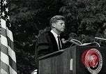 Immagine di John F Kennedy indirizzamento università americana inizio Washington DC USA, 1963, secondo 24 filmato di repertorio 65675034024