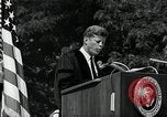 Immagine di John F Kennedy indirizzamento università americana inizio Washington DC USA, 1963, secondo 25 filmato di repertorio 65675034024