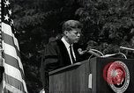 Immagine di John F Kennedy indirizzamento università americana inizio Washington DC USA, 1963, secondo 26 filmato di repertorio 65675034024