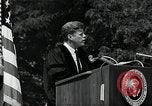 Immagine di John F Kennedy indirizzamento università americana inizio Washington DC USA, 1963, secondo 27 filmato di repertorio 65675034024