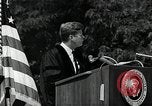 Immagine di John F Kennedy indirizzamento università americana inizio Washington DC USA, 1963, secondo 28 filmato di repertorio 65675034024