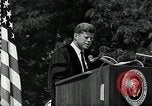 Immagine di John F Kennedy indirizzamento università americana inizio Washington DC USA, 1963, secondo 35 filmato di repertorio 65675034024